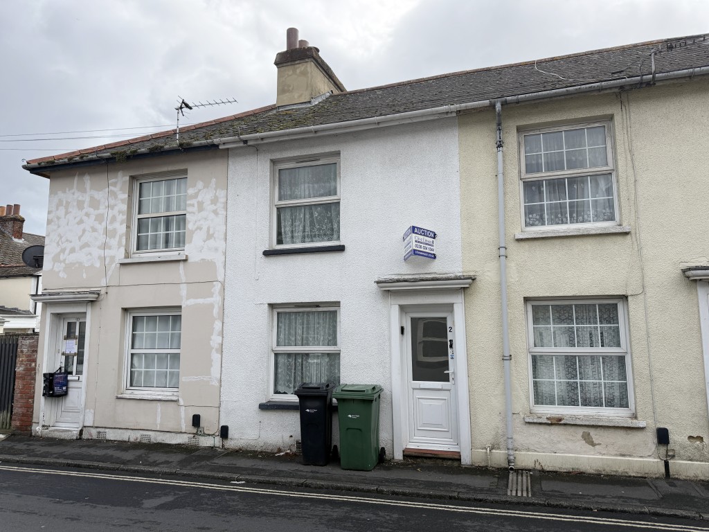 Lot: 125 - FREEHOLD TWO-BEDROOM MID-TERRACE HOUSE FOR IMPROVEMENT - Mid terrace house with painted exterior